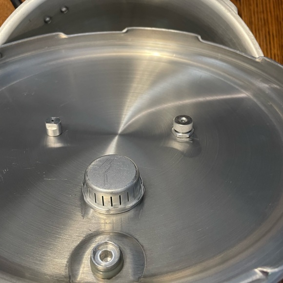 JASI PRESSURE COOKER. Brand new with manual - Picture 4 of 5